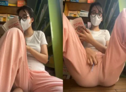 Con nhỏ vừa đọc sách vừa nhét sextoy vào lồn không ngừng