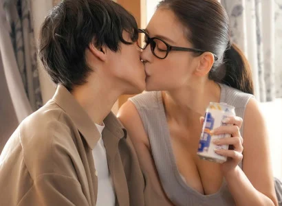Anh chàng vừa mất người yêu vì bị cắm sừng được chị hàng xóm dỗ dành và vỗ về