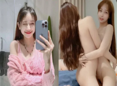 Cặp đôi bạn thân là Lâm Thái Vy và bạn của cô ấy móc bím trên sóng phát trực tiếp