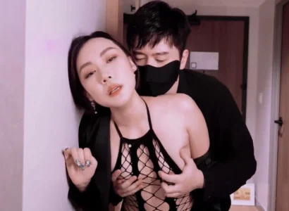 Người phụ nữ bán thân cho sếp để trả nợ thay chồng