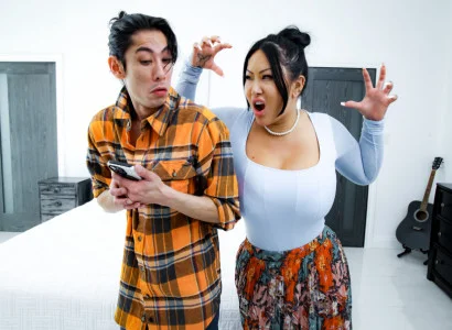 Con trai nọ đưa mẹ kế xăm trổ hàng múp đạt cực khoái