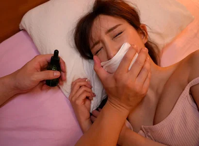 Tôi sử dụng thuốc mê nhằm quan hệ với cô em họ xinh đẹp
